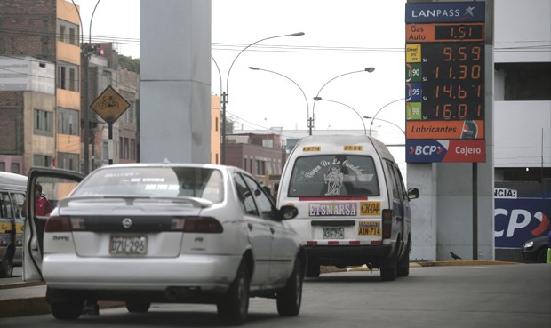 Combustibles no bajan de precios en los grifos limeÃ±os