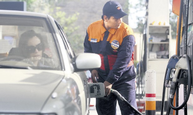 Precio del crudo se desploma a US$ 40,8 mientras en el PerÃº carburantes no bajan