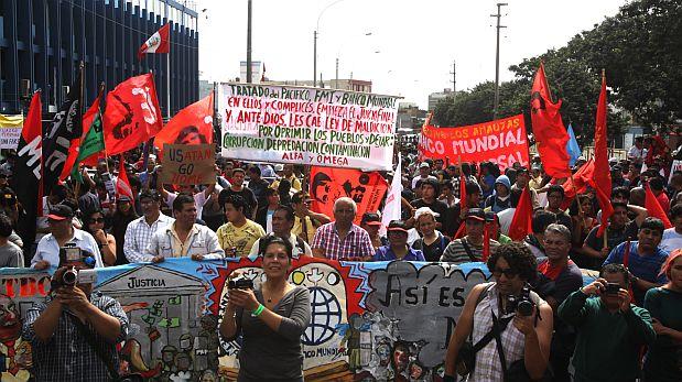 Cientos de personas protestaron contra cumbre del FMI y el BM