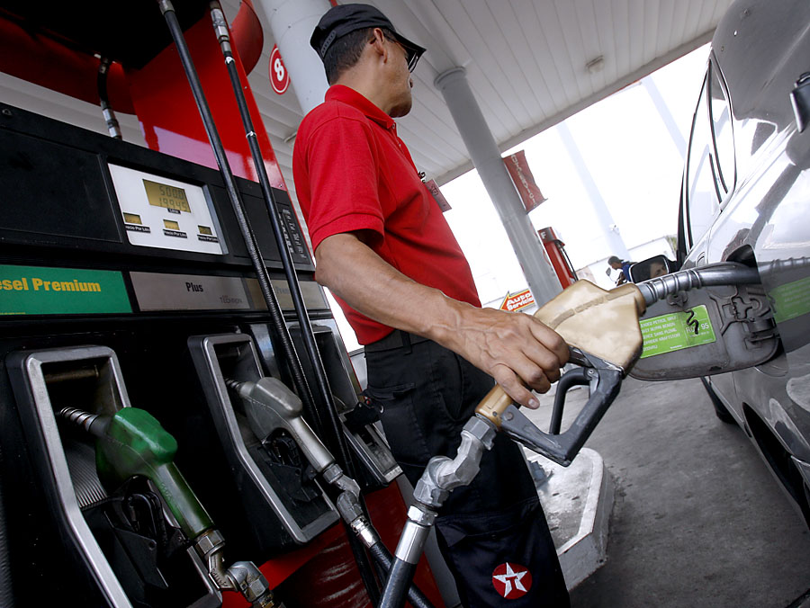 Precios de combustibles bajarÃ­an a la mitad si se traslada toda la rebaja del petrÃ³leo
