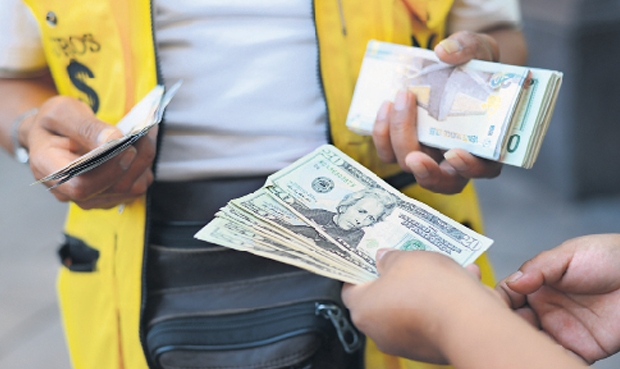 CaÃ­da del dÃ³lar en semana solo es momentÃ¡nea, dicen economistas