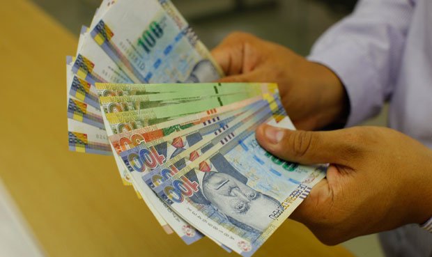 Ejecutivo prevÃ© gratificaciones de S/ 300 y escolaridad de S/ 400 para sector pÃºblico
