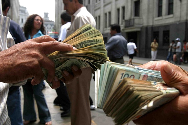 DÃ³lar cierra en 3,251 por caÃ­da global